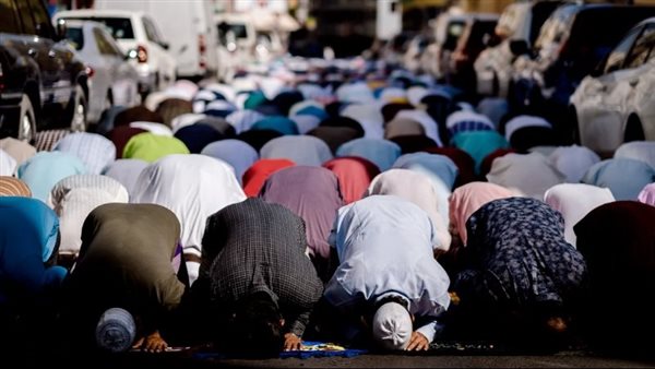 أداء صلاة العيد -