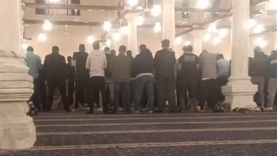 أجواء روحانية وخشوع.. إقبال كبير على صلاة التراويح في مسجد عمرو بن العاص | بث مباشر