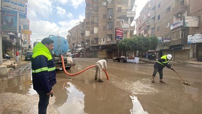 رغم مشقة الصيام.. عمال الصرف الصحي يواصلون رفع مياه الأمطار بنهار رمضان | صور