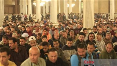 وسط خشوع وبكاء الجميع.. المئات يؤدون صلاة التراويح بالمساجد في خامس ليالي شهر رمضان | بث مباشر