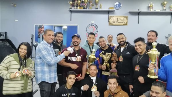 أبطال الفريق مع مراسل