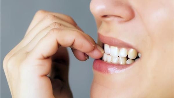 قضم الأظافر _ تعبيرية