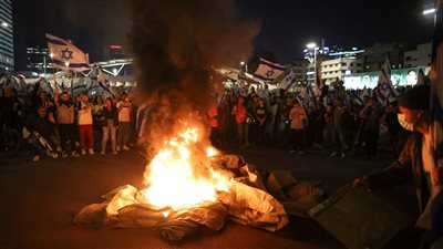  متظاهرون من اليمين الإسرائيلي يشتبكون مع الشرطة احتجاجا على تعليق التعديلات القضائية | فيديو 