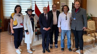 هنا عاشوا طفولتهم.. محافظ بورسعيد يستقبل أسرة بلغارية تعود للمحافظة بعد 40 عامًا | صور