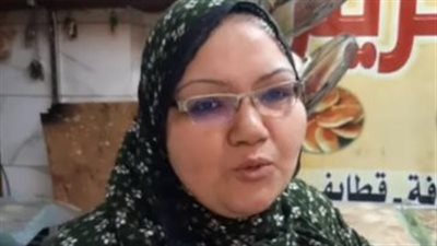 كنافة ملونة│ قصة كفاح أم كريم.. تبتكر أنواعا جديدة من الكنافة لمساعدة زوجها بالمنيا| بث مباشر 