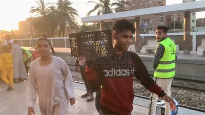 القناوية عزموا القطر.. شباب دشنا يقدمون المياه والعصائر للصائمين في محطة السعادة