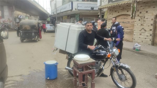 شاب ينقل المياة المفلترة