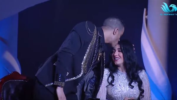 حسن شاكوش وزوجته