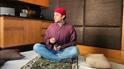 أحمد الفيشاوي يتعرض للانتقادات بعد ظهوره الأخير: إزاي واقف بين إيدين ربنا بالحلق والوشم؟!