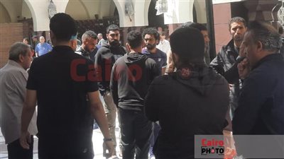 انهيار وحزن حسين الشحات أثناء تشييع جثمان زوج والدته من مسجد السيدة نفيسة| بث مباشر