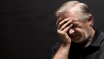 هل هو مجرد نسيان أم بداية الخرف؟.. طبيب أعصاب يوضح الفرق 