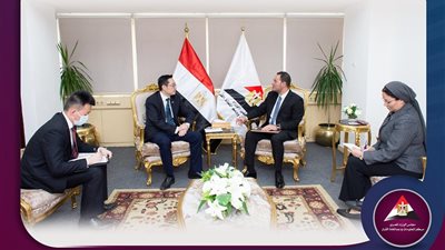 معلومات الوزراء والسفارة الصينية يبحثان تعزيز التعاون المشترك