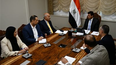 وزير الرياضة يناقش مع رئيس اتحاد الرماية استعدادات استضافة بطولة العالم