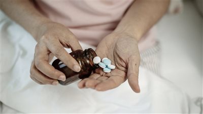 إصابة ربة منزل وابنتيها بحالة إعياء بعد تناولهن عقاقير مجهولة بأسوان