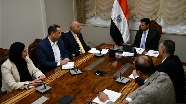 وزير الرياضة مع رئيس