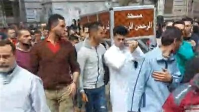 المئات يشيعون جنازة مُسن توفي في الركعة الأخيرة خلال أداء صلاة التراويح بالمحلة| بث مباشر
