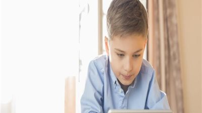 دراسة: الأطفال يشاهدون مقطعي فيديو في آن واحد على وسائل التواصل الاجتماعي
