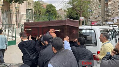 وصول جثمان والدة الفنان محمد عز إلى مسجد صلاة الدين استعدادًا لأداء صلاة الجنازة 