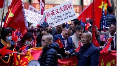  خائنة كبيرة.. مظاهرات منددة في استقبال رئيسة تايوان فور وصولها لأمريكا