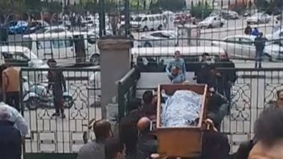 غياب نجوم الفن أثناء تشييع جثمان والدة الفنان محمد عز بالمنيل| بث مباشر 