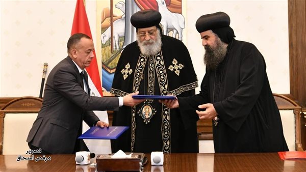 جانب من توقيع العقد