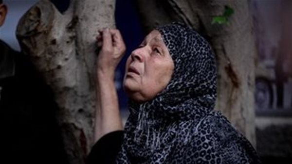 سيدة تستغيث - تعبيرية