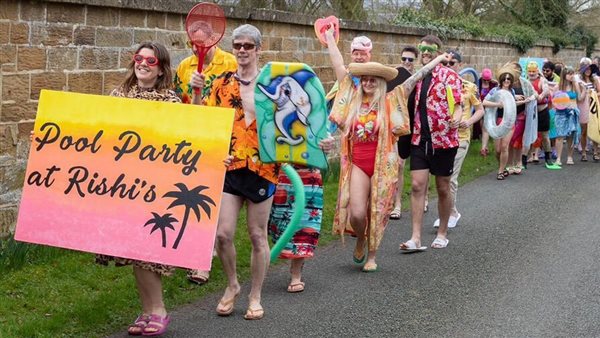 حفلة سباحة في منزل