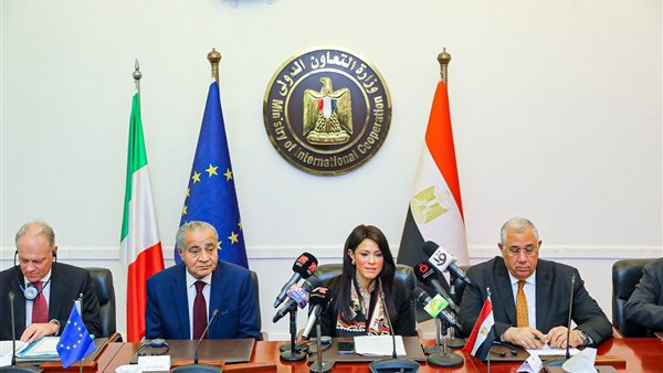 جانب من التوقيع 