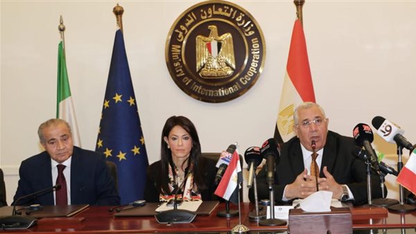 جانب من التوقيع 