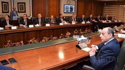 وزير الطيران المدني يعقد اجتماعا موسعا لمتابعة أعمال اللجنة العليا لأمن وتسهيلات الطيران