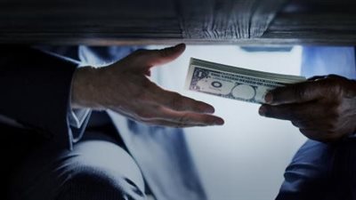 الجنايات تحاكم موظفا بتهمة الحصول على رشوة من مقاول نظير البناء على أرض زراعية