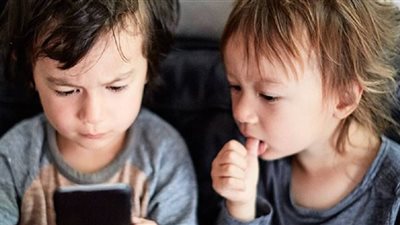 خبير نفسي يحذر من إفراط استخدام الأطفال دون سن السادسة للهواتف