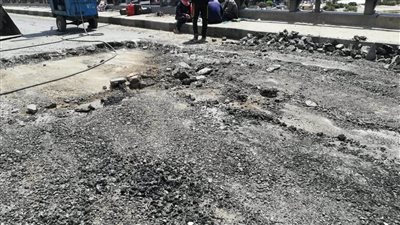 بعد غلق الطريق.. بدء أعمال إصلاح هبوط كوبري بنها 