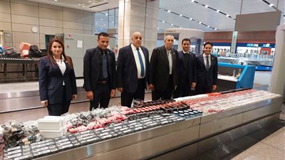 ضبط راكب حاول تهريب 1800 عبوة مستحضرات تجميل في مطار القاهرة