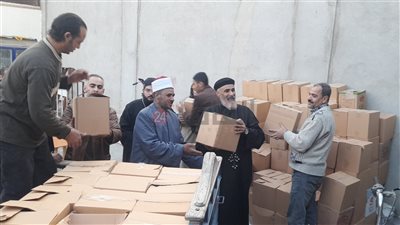  كهنة كنيسة العذراء يشاركون في إعداد شنط رمضان وصك الطعام بالإسكندرية | صور