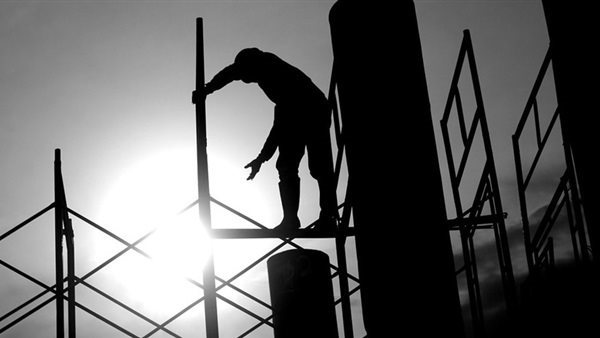 عامل سقط من أعلى