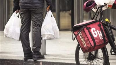 خريج حقوق وشغال على رجله.. حملة دعم لـ عامل دليفري على مواقع التواصل الاجتماعي 