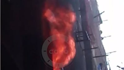 اللحظات الأولى لاندلاع حريق في شقة سكنية بإمبابة ومصرع ربة منزل| فيديو 