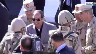 السيسي لمقاتلي شرق القناة: بيكم الأزمة دي وأزمة الدولار هتعدي وتبقى تاريخ