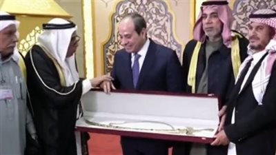 شيوخ قبائل سيناء يهدون الرئيس السيسي هدية تذكارية بمناسبة نصر العاشر من رمضان