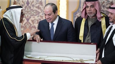 تكريم وهدية تذكارية.. الرئيس السيسي يحتفل بذكرى نصر العاشر من رمضان وسط مقاتلي قوات شرق القناة | صور
