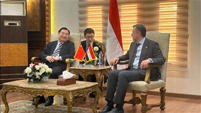 أول زيارة لمصر منذ أزمة كورونا.. وزير السياحة يستقبل نظيره الصيني والوفد المرافق له بمطار القاهرة 