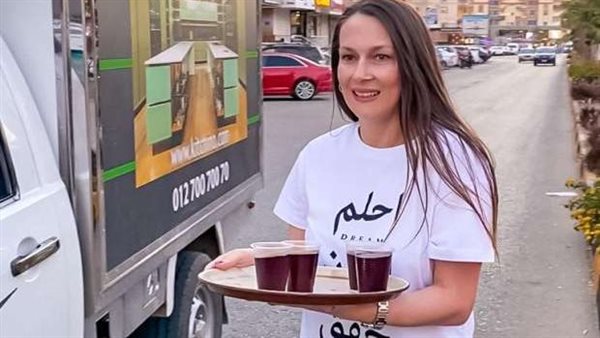 أوكرانية توزع عصير