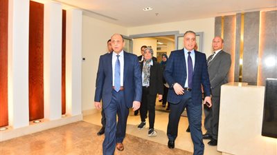 وزير الطيران المدني يباشر سير العمل من مقر الوزارة بالعاصمة الإدارية الجديدة