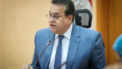 وزير الصحة يوجه بتوفير طبيبة متخصصة بكل وحدة صحية على مدار الساعة وتحسين الوضعهم المادي