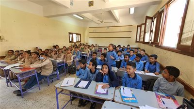 وكيل تعليم الأقصر يتفقد بدء الاختبارات الأدائية للمرحلة الابتدائية 