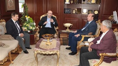 محافظ بني سويف يبحث مع نقباء الأطباء والأسنان والبيطريين سبل تلبية احتياجات المواطنين من الخدمة الصحية