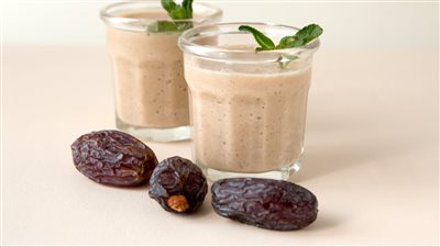 طريقة عمل عصير البلح باللبن في الخلاط.. مليء بالعناصر الغذائية