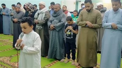 طفل يؤم المصلين في التراويح ويثير الجدل بالأقصر.. والأوقاف: ما حدث عبث