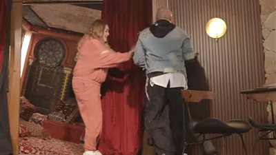 نهال عنبر ونجلها حسام يضربان رامز جلال بعد اكتشافهما مقلب رامز نيفر إند